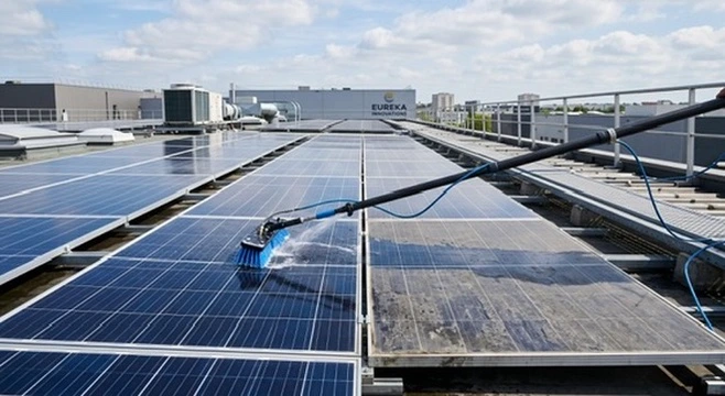 Nettoyage de panneaux solaires par Facility Partner