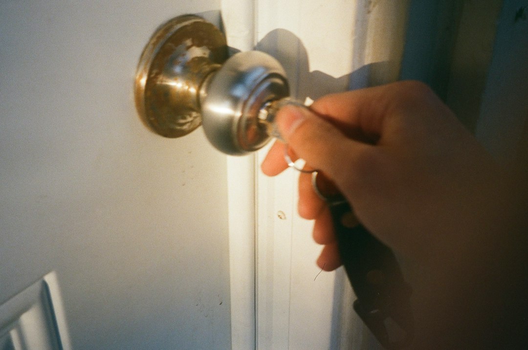 Petite réparation d'une porte par un technicien