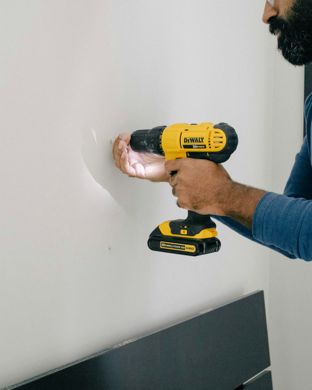 Fixation murale au perceuse dans des bureaux